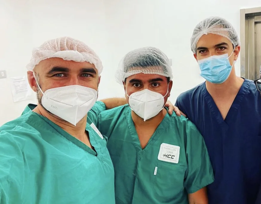 Dr. Navarro con su equipo antes de una cirugía