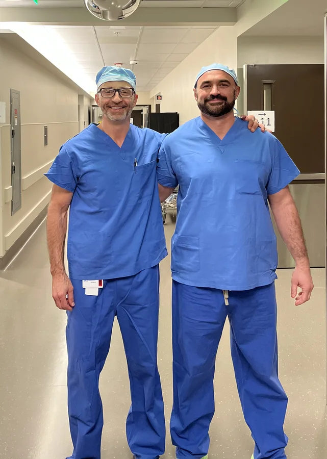 Dr. Navarro junto a un colega cirujano