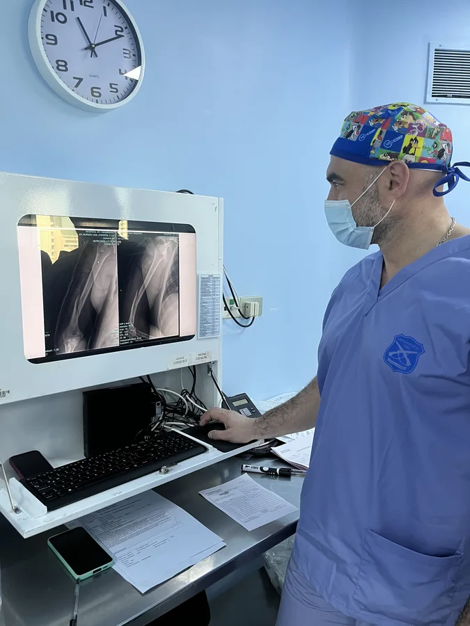 Dr. Navarro revisando una radiografía de húmero